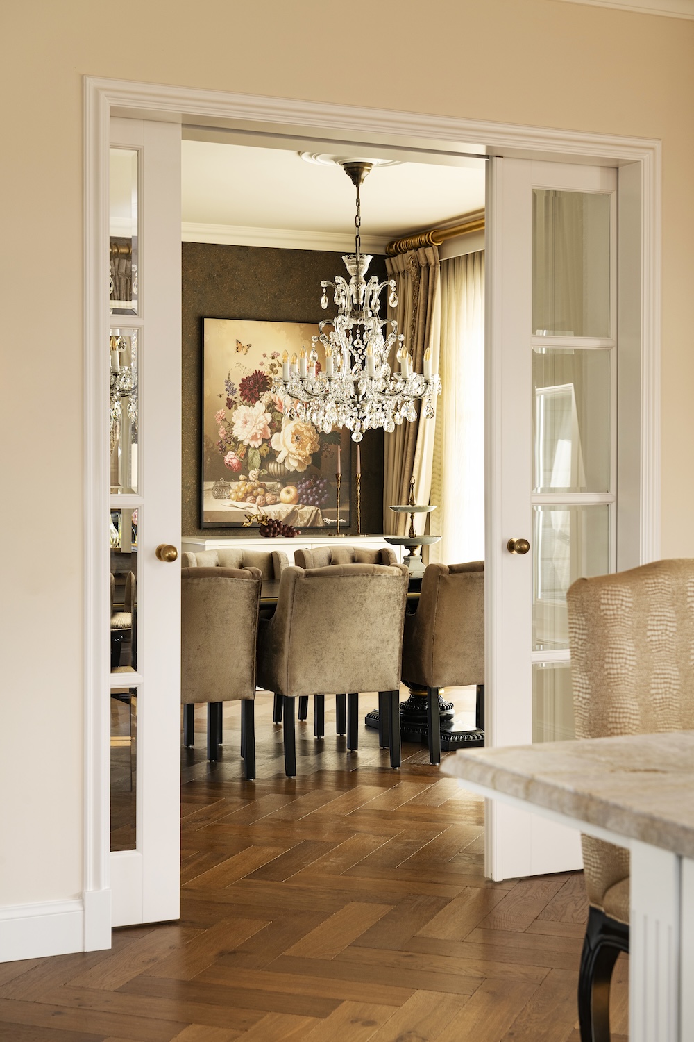 Foto Klassiek Long Island interieur met maatwerk keuken en meubels FotoKlassiek Long Island interieur met maatwerk keuken en meubels